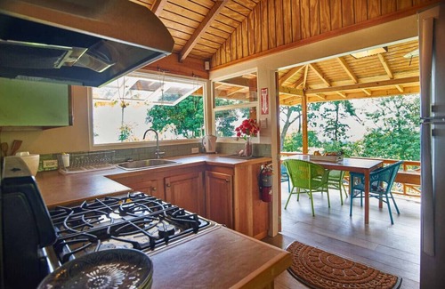 Scarborough Cabaña | Eagles 'Base Cottage con impresionantes vistas del exuberante bosque y el mar Caribe