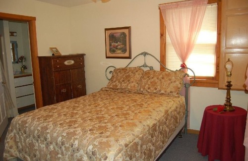 Cosby Cabina | Eagle's Nest - 2 Bedrooms, 2 Baths, Sleeps 6 Cabin by RedAwning