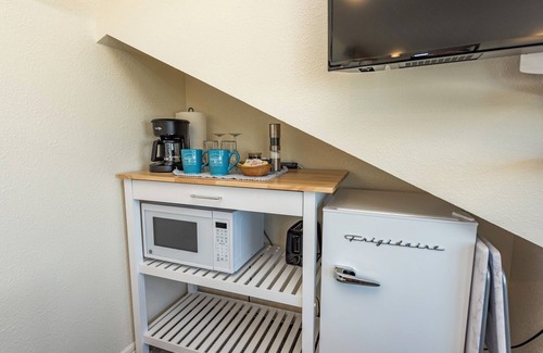 Sequim Cama Y Desayuno | Eagle's Nest - 2nd floor, stairs, King Bed.
