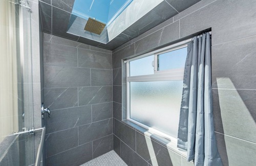 Sequim Cama Y Desayuno | Eagle's Nest - 2nd floor, stairs, King Bed.