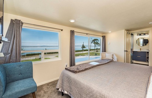 Sequim Cama Y Desayuno | Eagle's Nest - 2nd floor, stairs, King Bed.