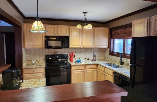 Lake George Cabina | Eagle's Nest at Adirondack Lodge- 3 BR Cabin -8 mins to Lake George Village!