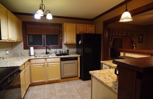 Lake George Cabina | Eagle's Nest at Adirondack Lodge- 3 BR Cabin -8 mins to Lake George Village!
