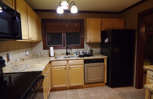 Lake George Cabina | Eagle's Nest at Adirondack Lodge- 3 BR Cabin -8 mins to Lake George Village!