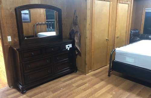 Shreveport Cabina | Eagle's Nest at God's Mountain View Campground, Shreveport, LA