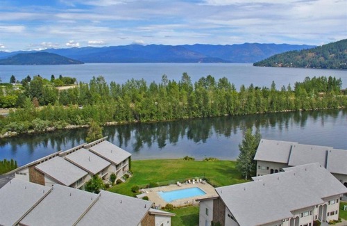 Sandpoint Condominio | Condominio de lujo en el segundo piso con vista al lago a pie de la ciudad