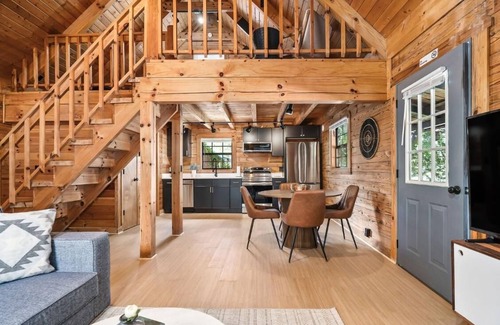 Allons Cabina | Eagle's Perch Cabin 13 with Loft - One bed in loft, sleeper sofa and full kitchen
