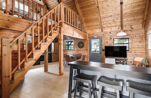 Allons Cabina | Eagle's Perch Cabin 13 with Loft - One bed in loft, sleeper sofa and full kitchen