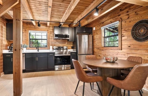 Allons Cabina | Eagle's Perch Cabin 13 with Loft - One bed in loft, sleeper sofa and full kitchen