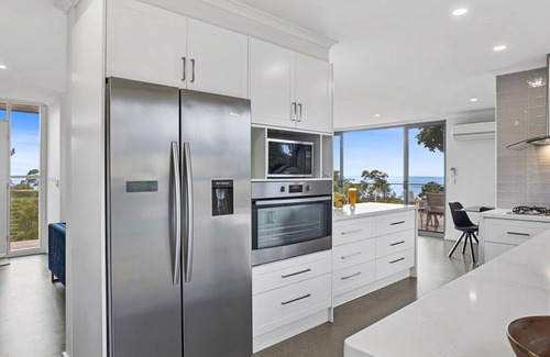 Dromana Casa | Eagle View Castle - Bay and City Views - Heated Pool and Spa