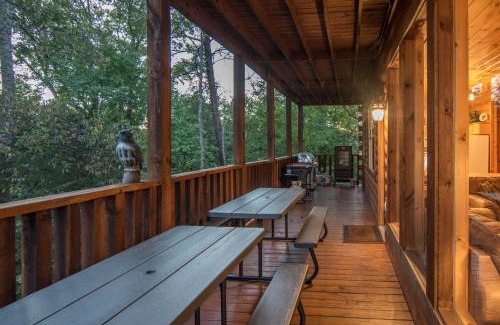 Sevierville Casa | Eagles Haven Lodge, 5 bed, 4 bath, great for groups, game room, hot tub, Wi-Fi, grills, easy roads