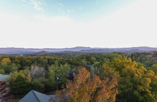 Sevierville Casa | Eagles Haven Lodge, 5 bed, 4 bath, great for groups, game room, hot tub, Wi-Fi, grills, easy roads