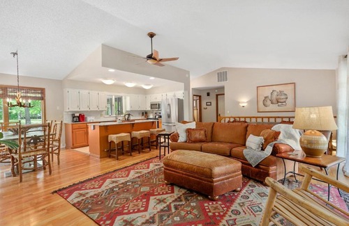 Rogers Casa | Eagles Landing - Cozy Cabin in the Woods - Walkable to Lake!