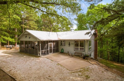 Rogers Casa | Eagles Landing - Cozy Cabin in the Woods - Walkable to Lake!
