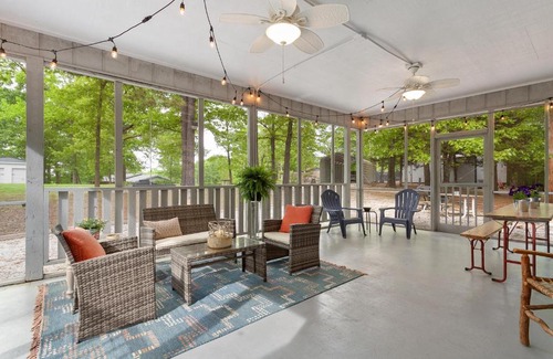 Rogers Casa | Eagles Landing - Cozy Cabin in the Woods - Walkable to Lake!