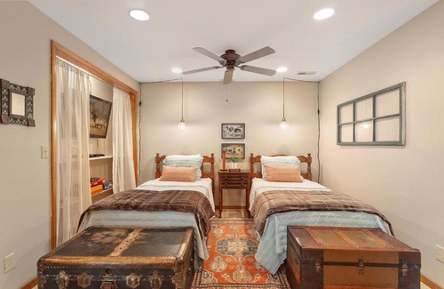 Rogers Casa | Eagles Landing - Cozy Cabin in the Woods - Walkable to Lake!