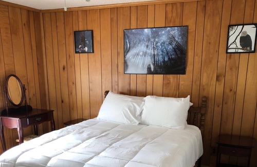 Oakhurst Cabaña | EAGLES NEST - A 2br - 1 Ba Guesthouse 20 minutes from Yosemite National Park. .