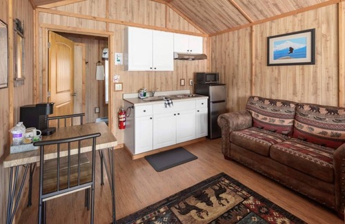 Coram Cabina | Eagles Nest Cabin! 6 miles to Glacier!