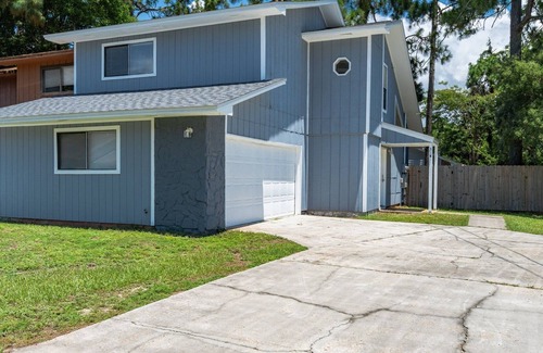 Shalimar Casa | Eagles Nest - Charming Townhome in the heart of Shalimar by RedAwning