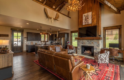 Elk Park Cabina | Eagles Overlook - pet friendly Eagles Nest home with pool table, views, fire pit