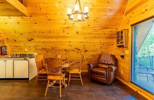 Dawson Cabina | Eagles Rest Cabin w/Hot Tub - Sleeps 6