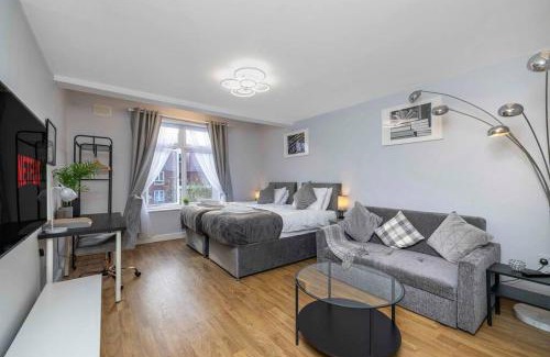 Cleveland Apartamento | Ealing Manor - 6 beds 3 sofa beds sleeps 9 ppl