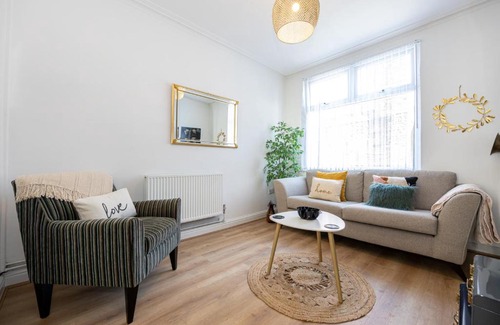 Liverpool Casa | Earp House - Air Host & Stay - Sleeps 7