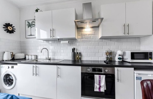 Seven Sisters Apartamento | Earth Tones and Greenery: 4BR Flat Sleeps 8