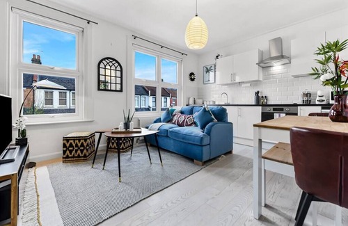 Seven Sisters Apartamento | Earth Tones and Greenery: 4BR Flat Sleeps 8