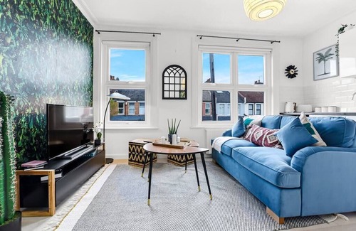 Seven Sisters Apartamento | Earth Tones and Greenery: 4BR Flat Sleeps 8