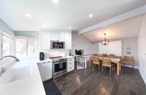 Corona del Mar Casa | Easily walkable to restaurants, bars, and shops!