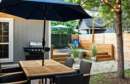 Chestnut Casa | East ATX Bungalow 3 BR/3BA Cowboy Pool, Fire Pit and Grill