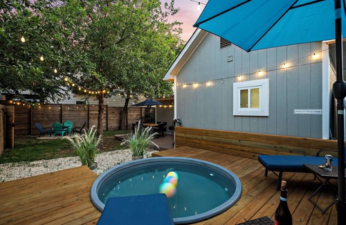 Chestnut Casa | East ATX Bungalow 3 BR/3BA Cowboy Pool, Fire Pit and Grill