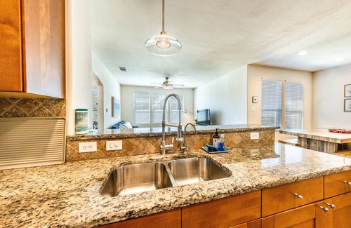 Rosewood Casa | East ATX Home - Parking, NEW, Sleeps 6, Near DT