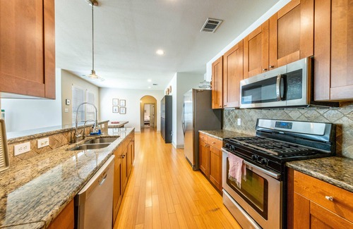 Rosewood Casa | East ATX Home - Parking, NEW, Sleeps 6, Near DT