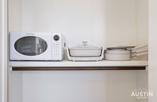 MLK Apartamento | East ATX Studio w Kitchenette & Shared Deck, Walk to UT, Museums, Lady Bird Lake