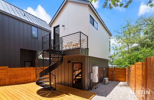 MLK Apartamento | East ATX Studio w Kitchenette & Shared Deck, Walk to UT, Museums, Lady Bird Lake
