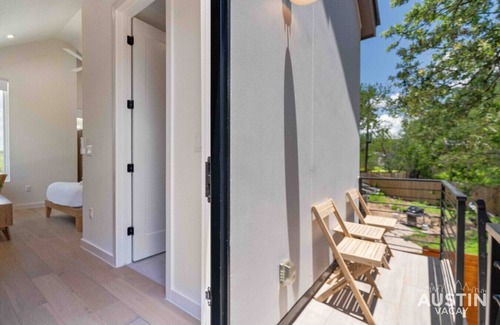 MLK Apartamento | East ATX Studio w Kitchenette & Shared Deck, Walk to UT, Museums, Lady Bird Lake