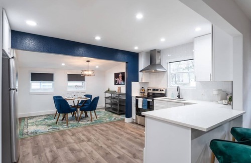 MLK Casa | East Austin Bungalow w Backyard Near Golf Course
