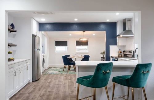 MLK Casa | East Austin Bungalow w Backyard Near Golf Course