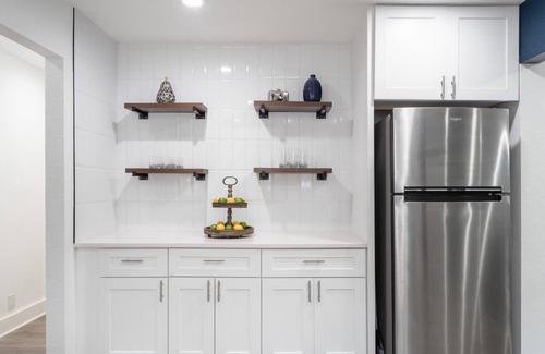 MLK Casa | East Austin Bungalow w Backyard Near Golf Course