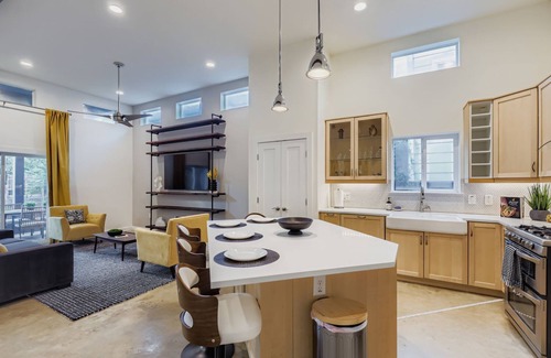 Blackshear-Prospect Hill Casa | East Austin Modern | Rooftop Deck | Walk to Bars