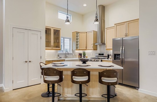 Blackshear-Prospect Hill Casa | East Austin Modern | Rooftop Deck | Walk to Bars