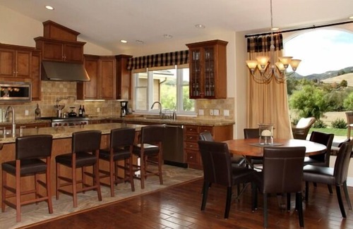 San Luis Obispo Casa | GRANDE, LUJOSO Y BIEN EQUIPADO EN FABULOSA UBICACIÓN