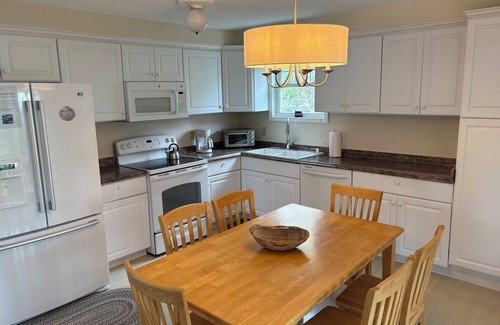 Charlestown Casa | East Beach House 100 yard walk to Blue Shutters Beach, Clean and Open, Sleeps 6