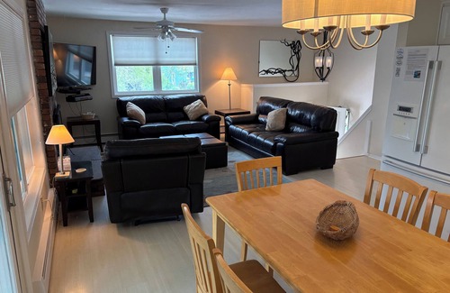 Charlestown Casa | East Beach House 100 yard walk to Blue Shutters Beach, Clean and Open, Sleeps 6