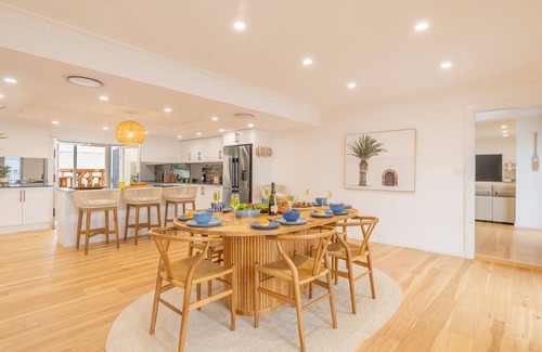 Shoal Bay Casa | East Belmont, 38 Tomaree Rd - spa, linen, Wi-Fi, Air Con , Games Room