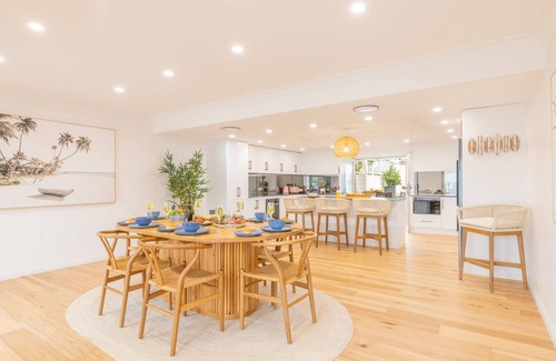 Shoal Bay Casa | East Belmont, 38 Tomaree Rd - spa, linen, Wi-Fi, Air Con , Games Room