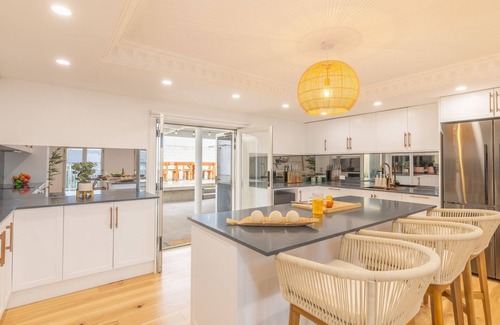 Shoal Bay Casa | East Belmont, 38 Tomaree Rd - spa, linen, Wi-Fi, Air Con , Games Room
