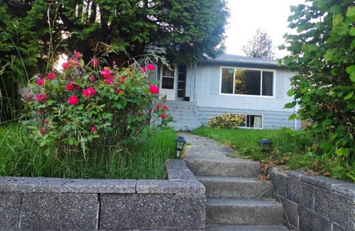 Burnaby Alquiler De RV | East Burnaby Tent Site: Near Transit & Hwy with Wi-Fi, Laundry, Deck & More